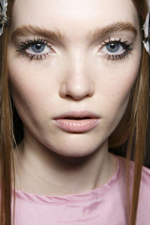 Maskarayı alt kirpiklere fazla uygulamak Maskarayı alt kirpiklere fazla uygulamak