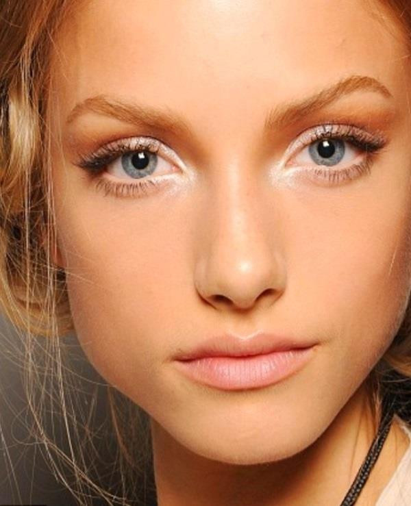 Göz kenarlarında parlak far kullanmak Göz kenarlarında parlak far kullanmak