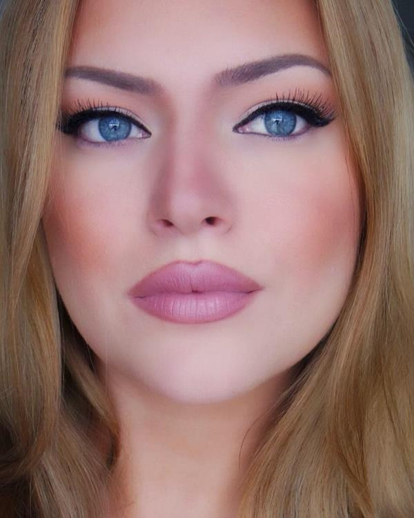 Elmacık kemiklerinize allık uygulamak Elmacık kemiklerinize allık uygulamak