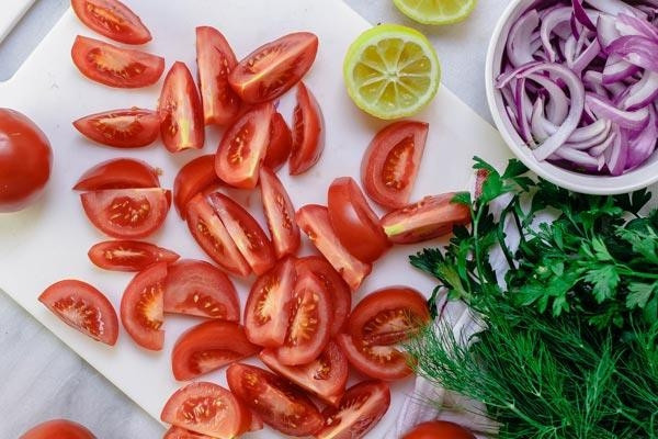 Reflü hastaları için gıdalar kaçınılması gereken ve yemesi güvenli olarak iki ana kategoriye ayrılabilir.Reflü diyeti yaparken;Kaçının: