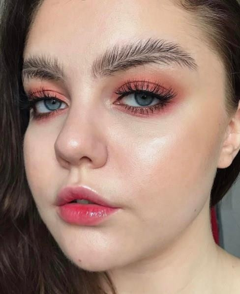 Yeni Trend: Kuş Tüyü Kaşlar