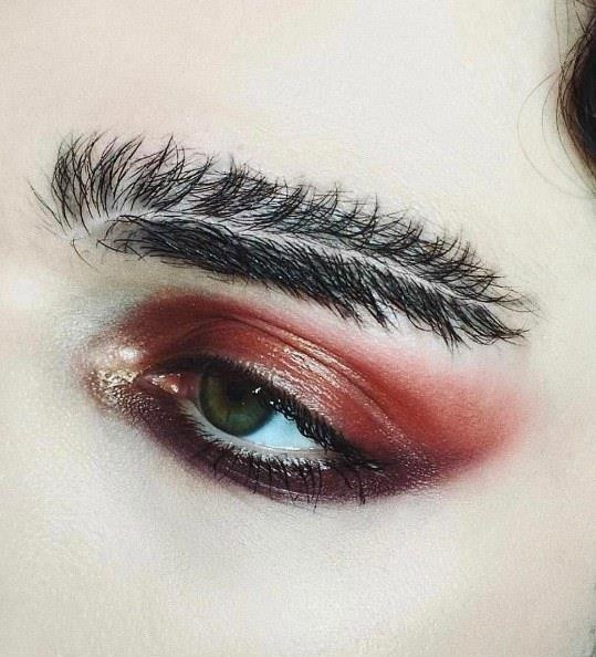 Yeni Trend: Kuş Tüyü Kaşlar