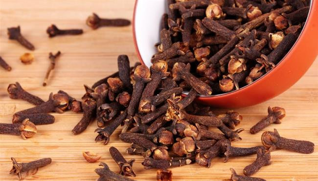 Karanfil Suyu Saç Rengini Açar Mı