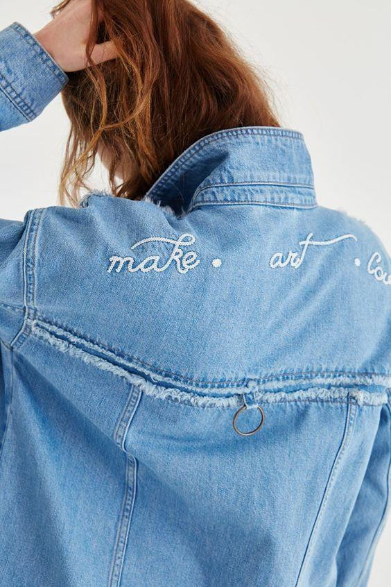 Sloganlı Ve Aplikeli Kot Ceket Trendi Sloganlı Ve Aplikeli Kot Ceket Trendi