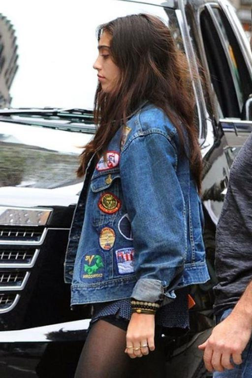 Sloganlı Ve Aplikeli Kot Ceket Trendi Sloganlı Ve Aplikeli Kot Ceket Trendi