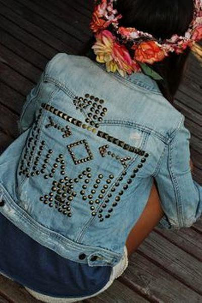 Sloganlı Ve Aplikeli Kot Ceket Trendi Sloganlı Ve Aplikeli Kot Ceket Trendi