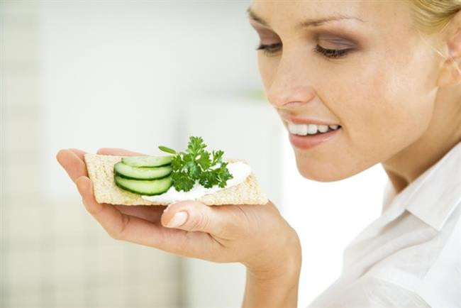 Üç kraker bir peynir