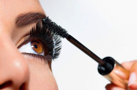 Göz kapaklarına kapatıcı sürmemek Göz kapaklarına kapatıcı sürmemek