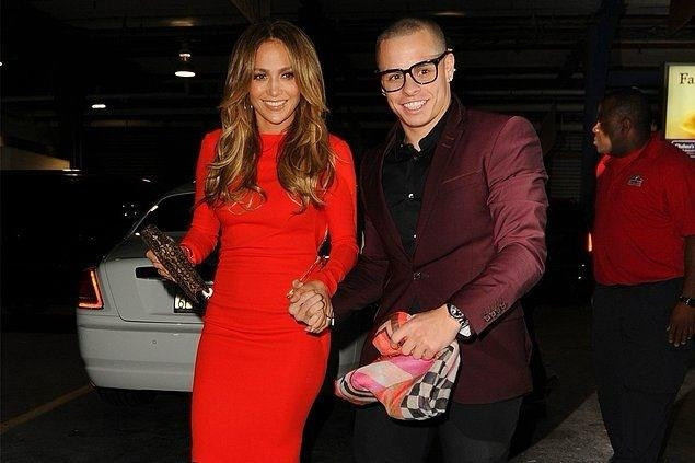 Jennifer Lopez 24 Temmuz 1969 doğumlu (48 yaşında) & Casper Smart 6 Nisan 1987 doğumlu (30 yaşında).Aralarındaki yaş farkı 18.