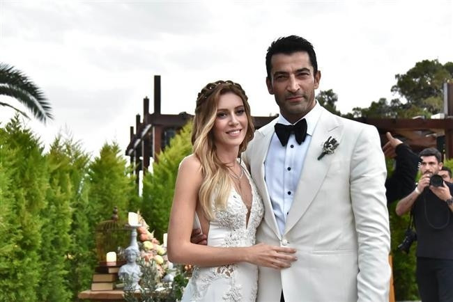 Kenan İmirzalıoğlu 18 Haziran 1974 doğumlu (43 yaşında), eşi Sinem Kobal 14 Ağustos 1987 doğumlu (30 yaşında).Aralarında 13 yaş farkı var.