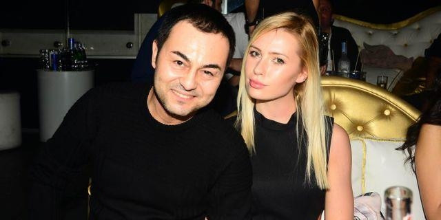 Serdar Ortaç 16 Şubat 1970 doğumlu (47 yaşında), eşi Chloe Loughnan  1992 doğumlu 23 yaşında.Aralarında 24 yaş farkı var.
