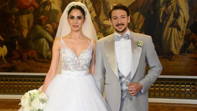 Engin Hepileri 3 Mart 1978 doğumlu (39 yaşında), eşi Beyza Şekerci 24 Eylül 1988 (29 yaşında).Aralarında 10 yaş farkı var.