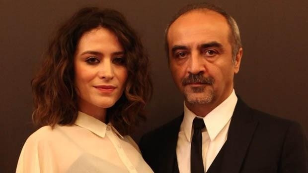 Yılmaz Erdoğan 4 Kasım 1967 doğumlu (50 yaşında), eşi Belçim Bilgin 31 Ocak 1983 doğumlu (34 yaşında).Aralarında 16 yaş farkı var.