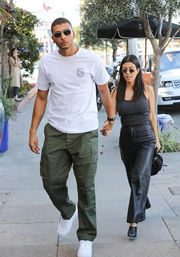 Kourtney Kardashian 38 yaşında ve sevgilisi Younes Bendjima 24 yaşında.Aralarında 14 yaş farkı var.