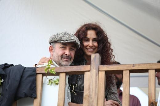 Arzum Onan 43, Mehmet Aslantuğ ise 55 yaşında.Aralarında 12 yaş farkı var.
