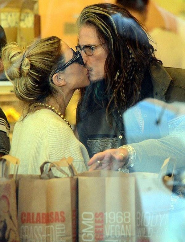 Steven Tyler 69 yaşında ve sevgilisi Aimee Preston 28 yaşında.Aralarında 41 yaş farkı var.