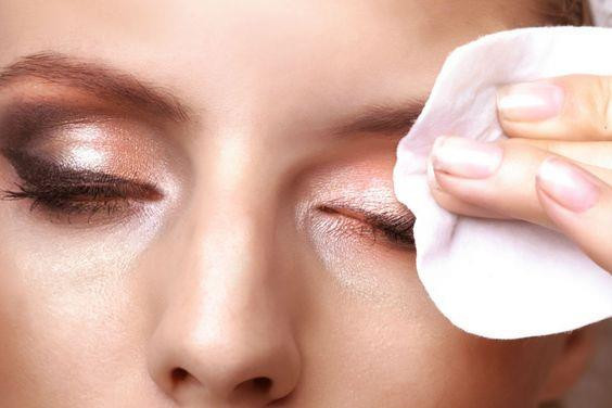 Makyajınızı temizlemeyi ihmal etmeyin Makyajınızı temizlemeyi ihmal etmeyin