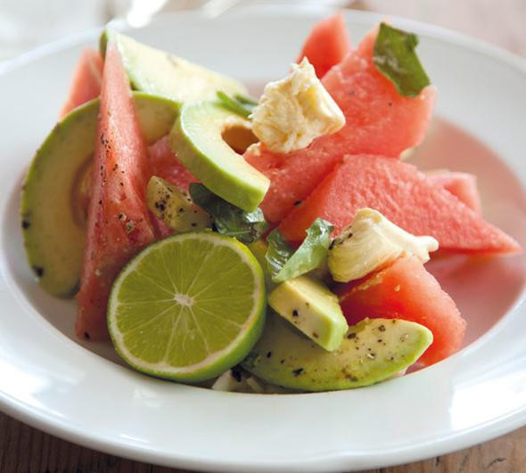 Avokadolu karpuz dilimleri