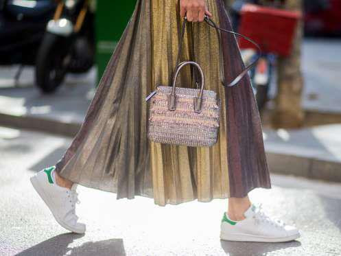 Kısa kadınlar uzun etek giyemez