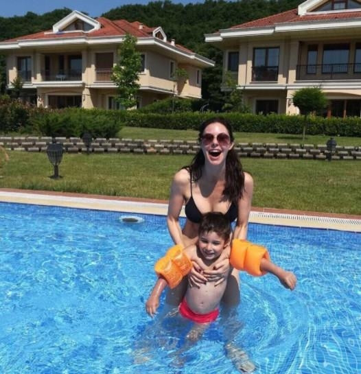 Defne Samyeli Formunu Neye Borçlu