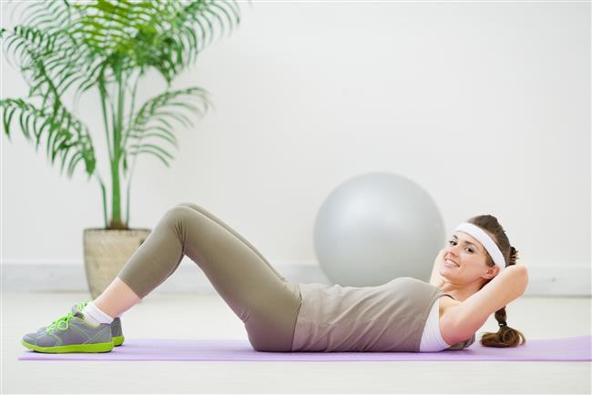 İlk Olarak En Basit Ve En Temel Karın Egzersizi Olan ‘’Abdominal Crunch’’;