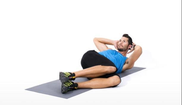 Karın bölgesinin üst ve alt bölgesini yoğun bir şekilde çalıştık. Şimdi biraz da karın bölgesinin yan bölgeleri için 8.hareket ‘’Side Crunch’’;