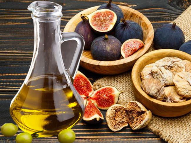 Zeytinyağı ve incirden oluşan bir karışım özel bir tarifle adeta kanser ilacına dönüşüyor. Bu doğal ilaç, kanserden kalp hastalıklarına, şeker hastalığına, cilt hastalığına ve hatta depresyona dahi deva...Gıda Mühendisi ve Diyetisyen Melek Aktürk, İnsan ve Hayat Dergisi’nde, zeytinyağı ve mucizevî etkisi hakkında önemli bilgiler verdi.İşte o önemli bilgiler…