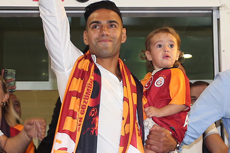 Terimsiz Galatasaray sahaya iniyor Radamel Falcao...