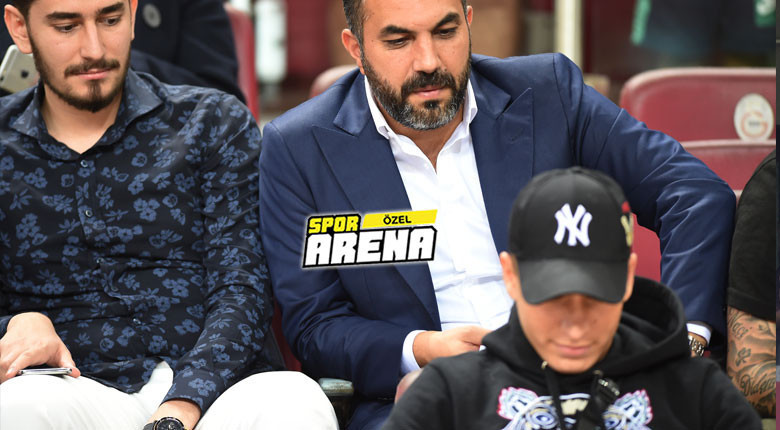 EMRE MOR DA TRİBÜNDE