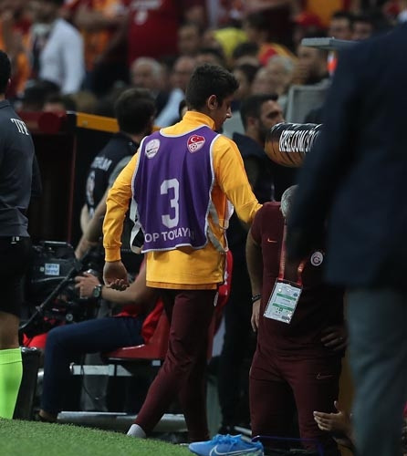 Galatasaray-Kasımpaşa maçına damga vuran top toplayıcı