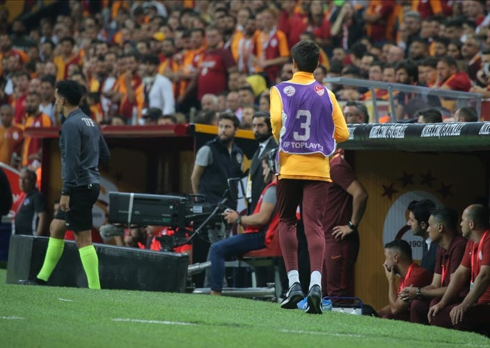 Galatasaray-Kasımpaşa maçına damga vuran top toplayıcı
