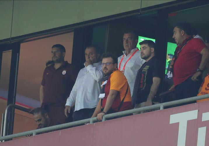Terim ve yardımcıları tribünde