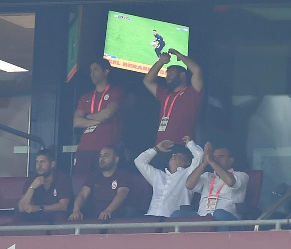 Galatasaray-Kasımpaşa maçına damga vuran top toplayıcı