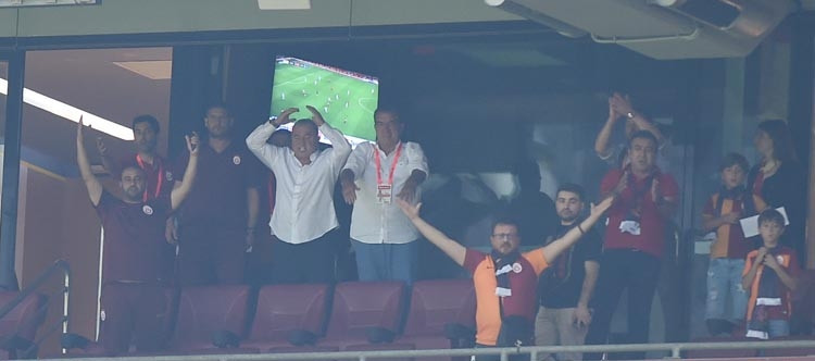 Galatasaray-Kasımpaşa maçına damga vuran top toplayıcı