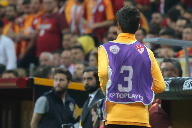 Galatasaray-Kasımpaşa maçına damga vuran top toplayıcı