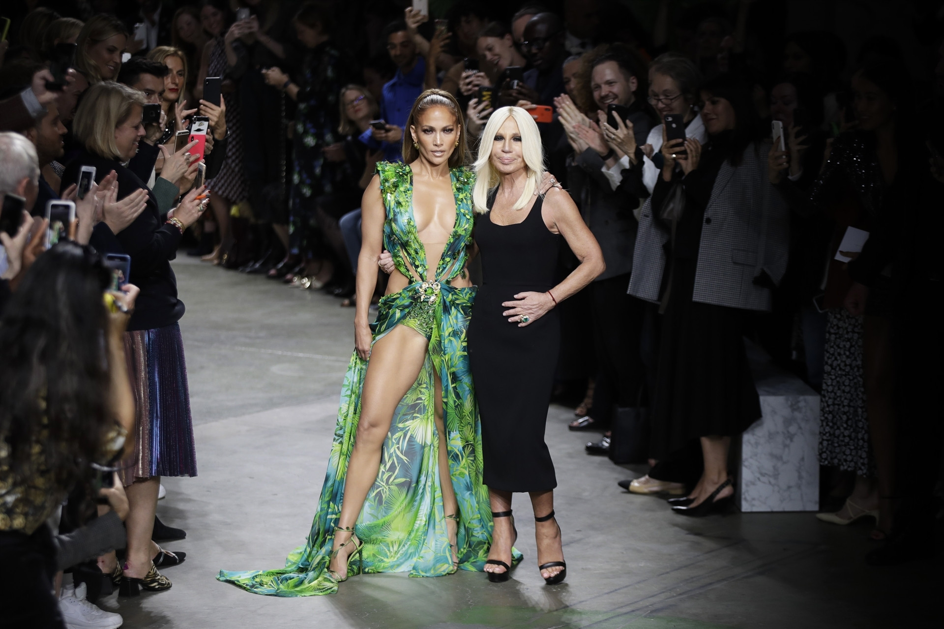 Jennifer Lopez kılığına girdi: Benim neyim eksik