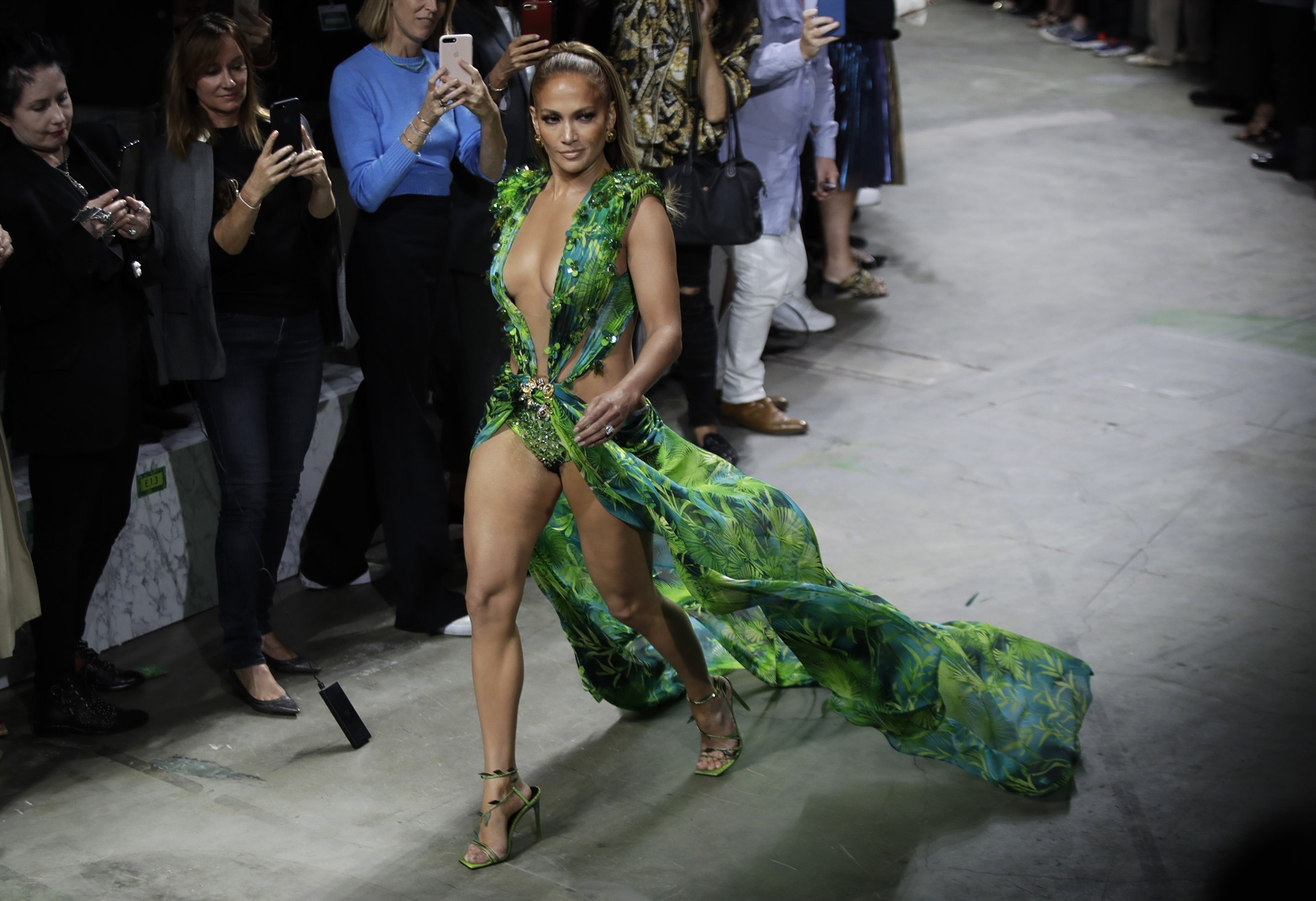 Jennifer Lopez kılığına girdi: Benim neyim eksik