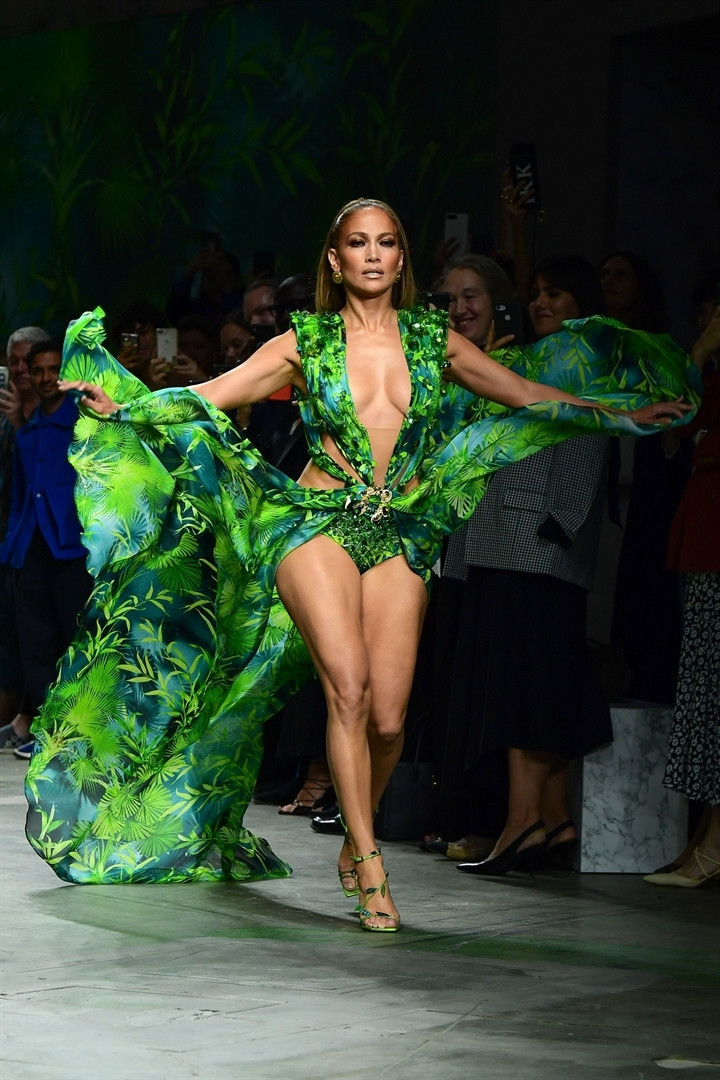 Jennifer Lopez kılığına girdi: Benim neyim eksik