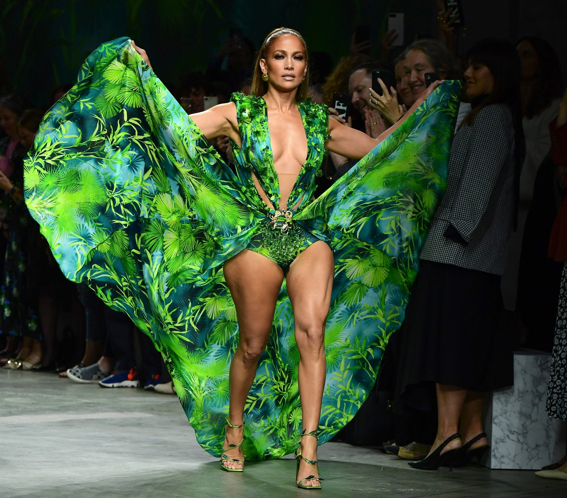 Jennifer Lopez kılığına girdi: Benim neyim eksik