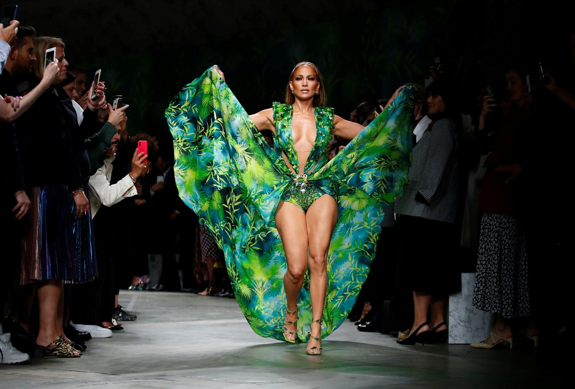 Jennifer Lopez kılığına girdi: Benim neyim eksik