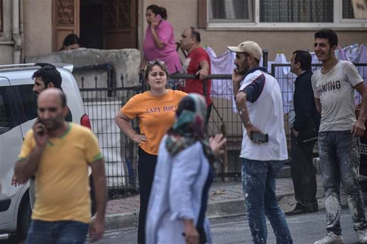 Son dakika: İstanbuldaki deprem sonrası ilk görüntüler Son dakika: İstanbuldaki deprem sonrası ilk görüntüler