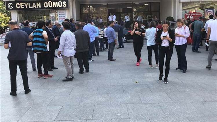 Son dakika: İstanbuldaki deprem sonrası ilk görüntüler Son dakika: İstanbuldaki deprem sonrası ilk görüntüler