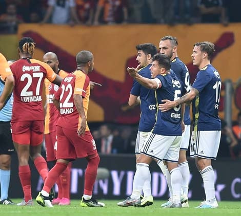 Galatasaray - Fenerbahçe maçından kareler...