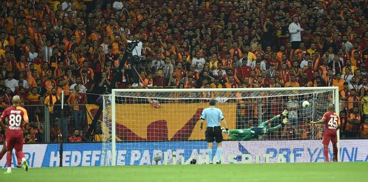 Galatasaray - Fenerbahçe maçından kareler...
