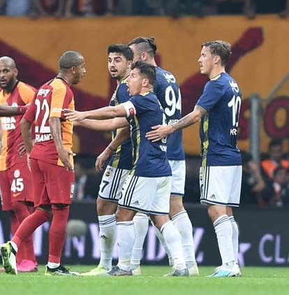 Galatasaray - Fenerbahçe maçından kareler...