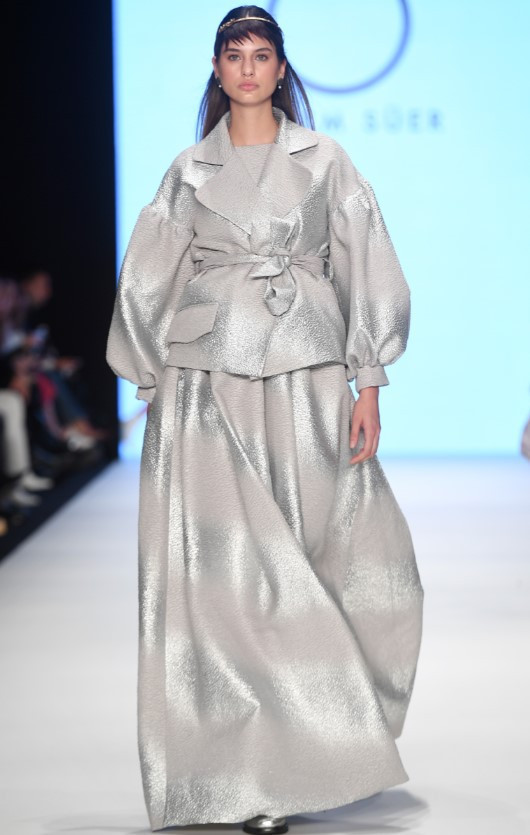 Hatice Aslandan derin dekolte