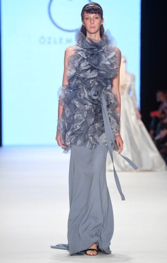 Hatice Aslandan derin dekolte