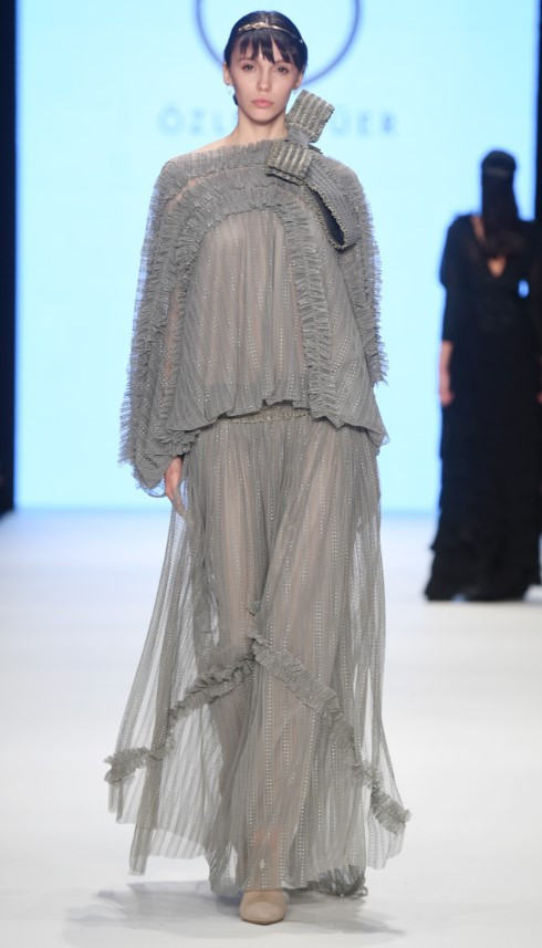 Hatice Aslandan derin dekolte