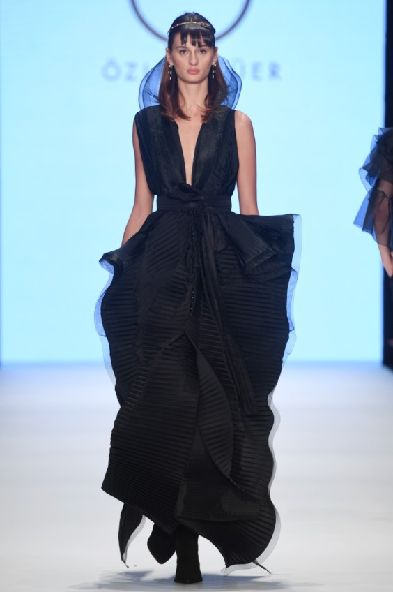 Hatice Aslandan derin dekolte