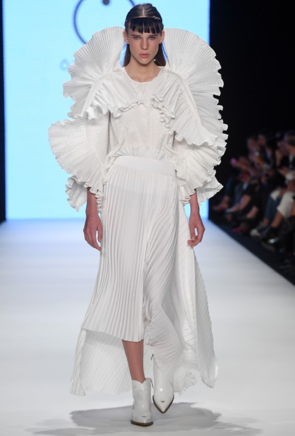 Hatice Aslandan derin dekolte